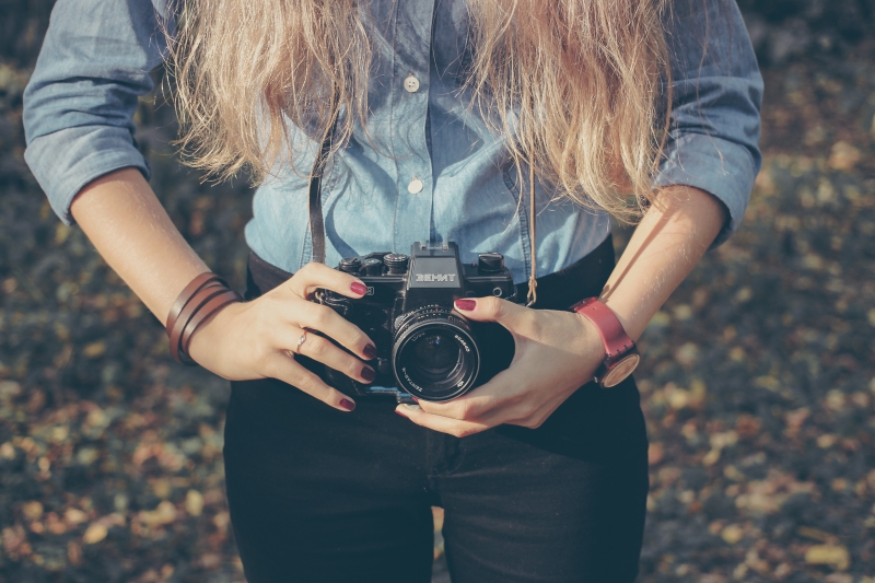 photographe-ST MARTIN DE PALLIERES-min_hand-person-girl-woman-camera-photography-614-pxhere.com